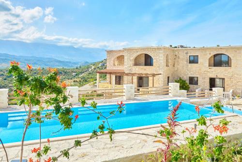 una casa con piscina delante en ANEMOS residence, en Exopoli