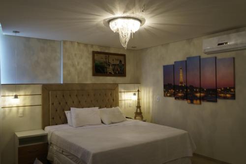 Tempat tidur dalam kamar di Pak Suítes Hotel