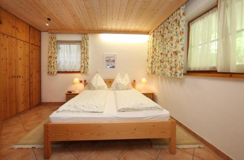 1 dormitorio con 1 cama grande en una habitación en Martinsklause, en Maishofen