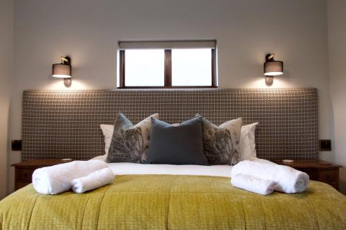 Un pat sau paturi într-o cameră la Shaloha Guesthouse on Supertubes