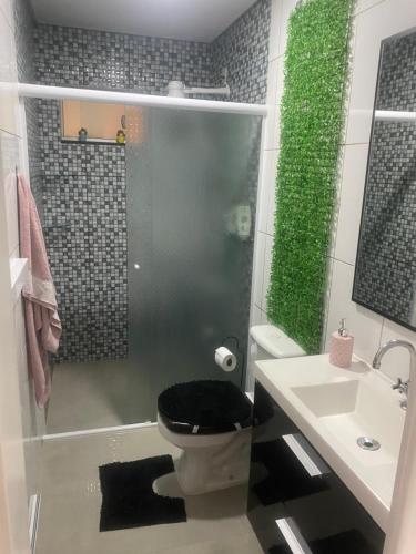 een badkamer met douche, toilet en wastafel bij Casa ao lado do parque Beto carreiro da de ir a pé para o parque João carlos casas in Penha