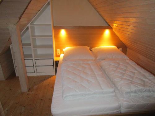 伯爾格倫德－雷特維施的住宿－Ferienwohnung Möwe mit eigener Sauna，阁楼间内的一张大白色床