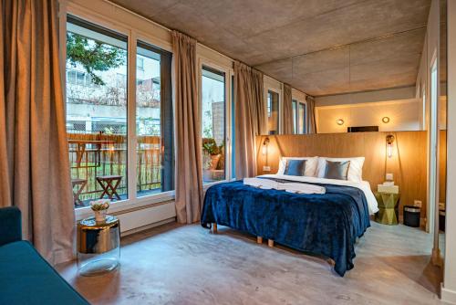 巴黎的住宿－Citihome Paris，一间卧室设有一张床和一个大窗户