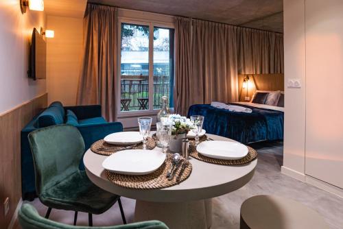 - une chambre d'hôtel avec une table et des chaises dans l'établissement Citihome Paris, à Paris
