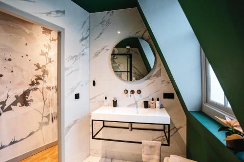 a bathroom with a sink and a mirror at Daen’s Greenhouse in Utrecht