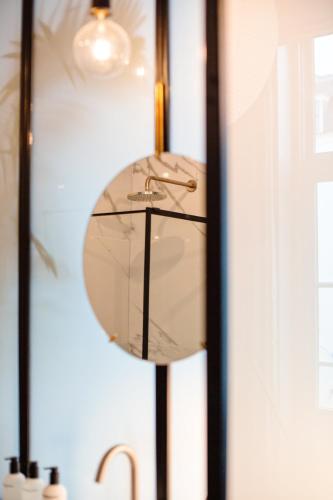 a mirror in the window of a store at Daen’s Greenhouse in Utrecht