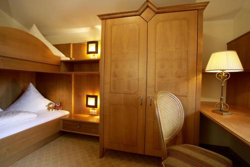 1 dormitorio con litera y silla en Sammer's Rosenchalet, en Tannheim