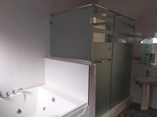 坎帕拉A wonderful apartment in the city of kampala的带玻璃淋浴和水槽的浴室