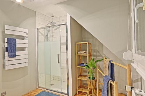 a bathroom with a walk in shower and a staircase at sangatte " Les Terrasses" maison front de mer Les pieds dans l'eau pleine de charme Cap Blanc Nez Côte d'Opale in Sangatte