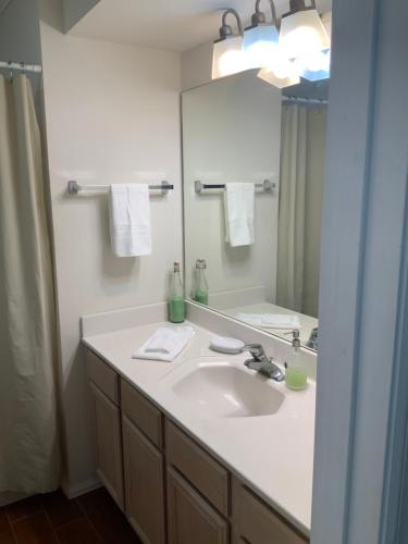 een badkamer met een wastafel en een spiegel bij Sun Dancer #11 in South Padre Island