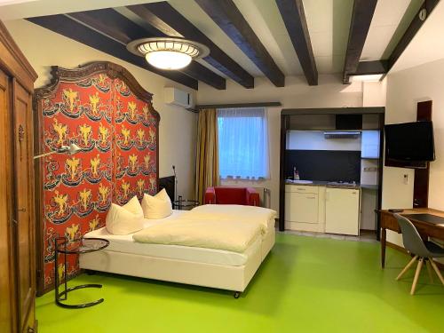 1 dormitorio con cama blanca y pared roja en Smarthotel Ingelheim, en Ingelheim am Rhein