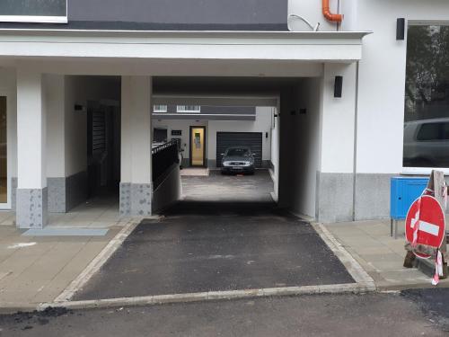 eine Garage, in der ein Auto geparkt ist in der Unterkunft GUEST SUITE Narodno horo in Sofia