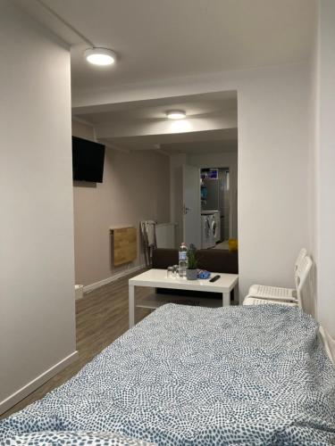 1 dormitorio con 1 cama y sala de estar en Modernes Apartment Nr1 nahe Reeperbahn bis 4 Personen, en Hamburgo