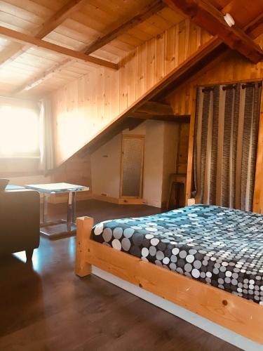 une chambre avec un lit dans une pièce en bois dans l'établissement Appartement de montagne Briançon, à Briançon