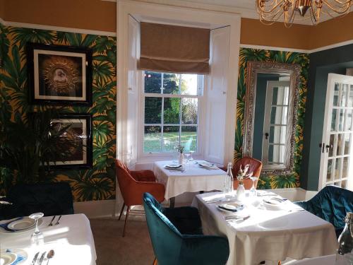 A restaurant or other place to eat at Glenshieling House 