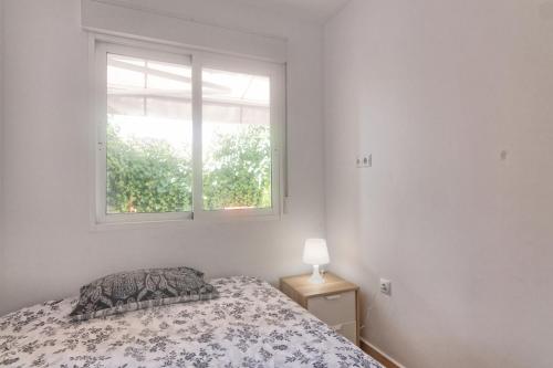 1 dormitorio con cama y ventana en EL Mojon Beach Apartment, en El Mojón