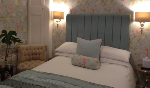 A bed or beds in a room at Glenshieling House 