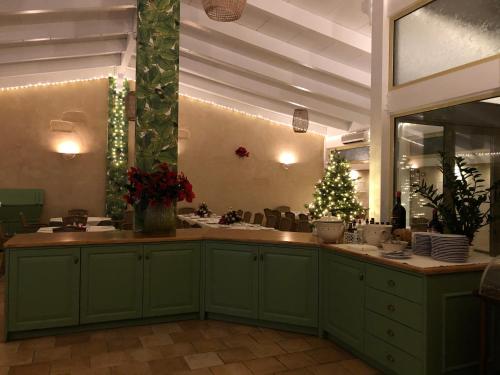 bagno con armadi verdi e albero di Natale di Hotel dei Messapi a Muro Leccese