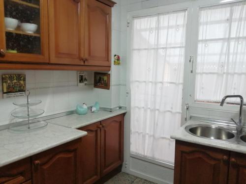 cocina con fregadero y ventana en La Casa de la Abuela María, en Baeza