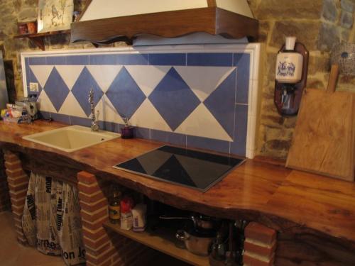 a kitchen counter with a sink and a counter top at La Casa Encanto in Espinosa de los Monteros