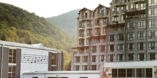 twee hoge gebouwen voor een berg bij Modern apartment In Dilijan with great view in Dilidzjan
