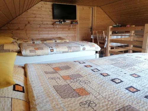 Tempat tidur dalam kamar di Drewniany Domek Daria i Tomek 2 domki na 8 osób