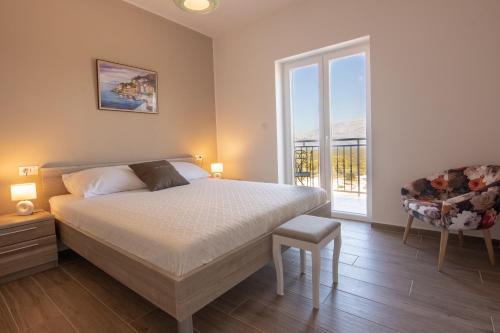 Ένα ή περισσότερα κρεβάτια σε δωμάτιο στο Villa Luisa Pucisca - 2 Häuser, 6 Schlafzimmer Insel Brac - Pool, Grill, Kamin, Tischtennis, Boccia