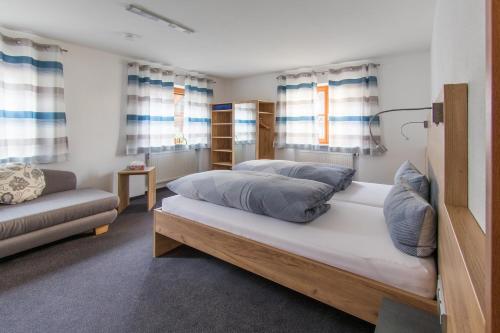 Postel nebo postele na pokoji v ubytování Gästehaus Sonner