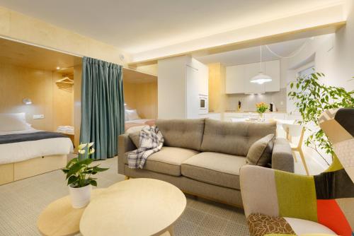 sala de estar con sofá y dormitorio en Loft Casa Berdon en Panticosa