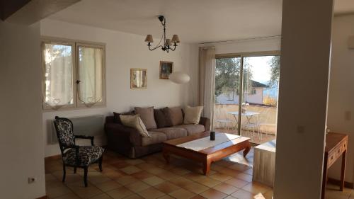 un salon avec un canapé et une table dans l'établissement Appartement spacieux et chaleureux à Grasse, à Grasse