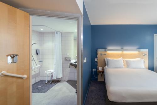 A bathroom at Holiday Inn Express Saint-Nazaire, an IHG Hotel