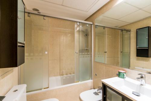 a bathroom with a shower and a sink and a mirror at Apartamento Estrella del Mar 100m de la playa 2 terrazas garage in Benalmádena