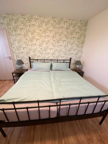 Een bed of bedden in een kamer bij familienfreundliche Ferienwohnung Anna