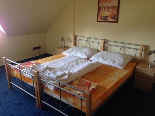 フリンブルクにあるApartmany Nowyのベッドルーム(白いシーツを使用した大型ベッド1台付)
