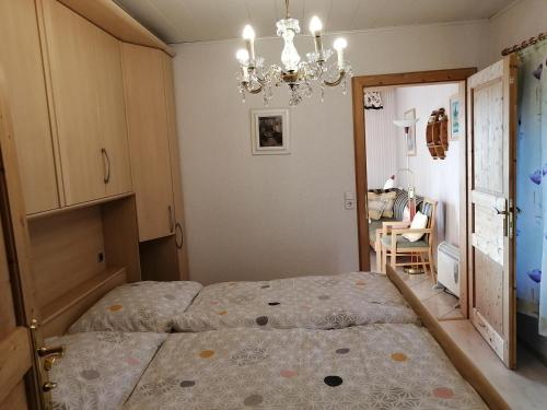 1 Schlafzimmer mit 2 Betten und einem Kronleuchter in der Unterkunft Gästehaus Tropf in Litschau