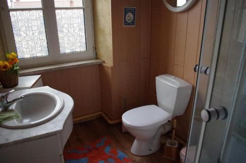 A bathroom at Chambres d'hôtes Au presbytère