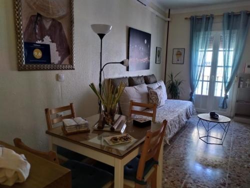 - un salon avec une table et un lit dans l'établissement Apartamento Duque de Arcos, à Arcos de la Frontera