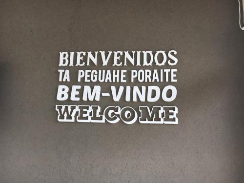 un cartel con las palabras Ben Vimo en una pared en La Morada del Sol en Puerto Iguazú