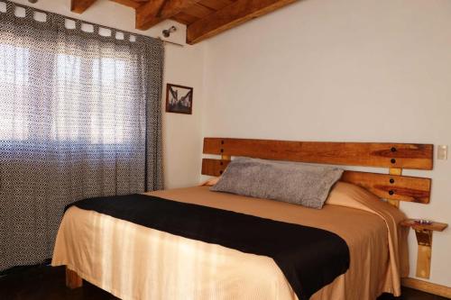 - une chambre avec un lit et une fenêtre dans l'établissement Hotel Bugamvillas Tapalpa extensión, à Tapalpa