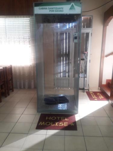 un ascensor de ratón de hotel vacío en una habitación en el Hotel Molise en Villa Gesell