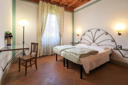 - une chambre avec un grand lit et une fenêtre dans l'établissement Antico Pastificio, à Greve in Chianti