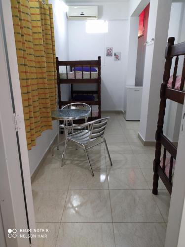 a dining room with a table and chairs in a room at Casa de família e Quarto in Balneário Camboriú