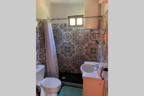 uma casa de banho com um WC e um lavatório em Cabaña Campestre Miramar em Playa Verde