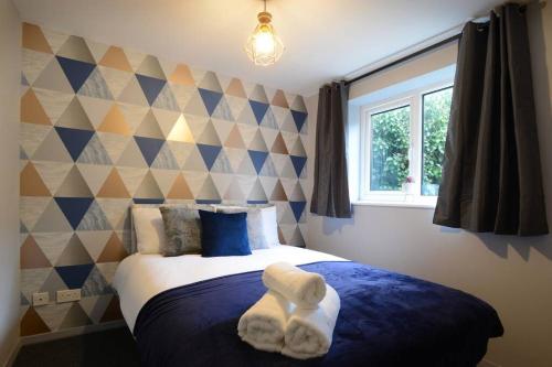 Säng eller sängar i ett rum på Canterbury Comfy 6 Bed House with Hot Tub - Entire House
