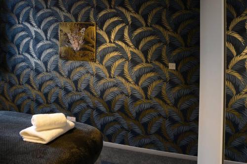 a room with a picture of a tiger on a wall at Canterbury Comfy 6 Bed House with Hot Tub - Entire House in Canterbury