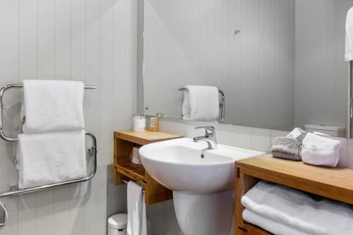 Bilik mandi di Koura Lodge