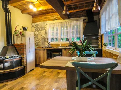 Dapur atau dapur kecil di Rancho do Lucas - Cabana e Chalé