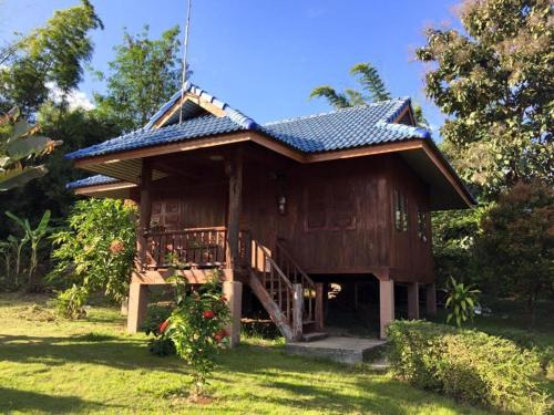 una grande casa di legno con tetto a padiglione di Tribal Pai a Pai