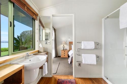 Ванная комната в Koura Lodge