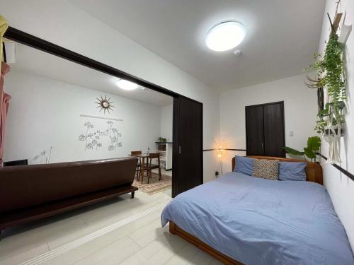 um quarto com uma cama e um espelho grande em EX Itoman Apartment 602 em Itoman